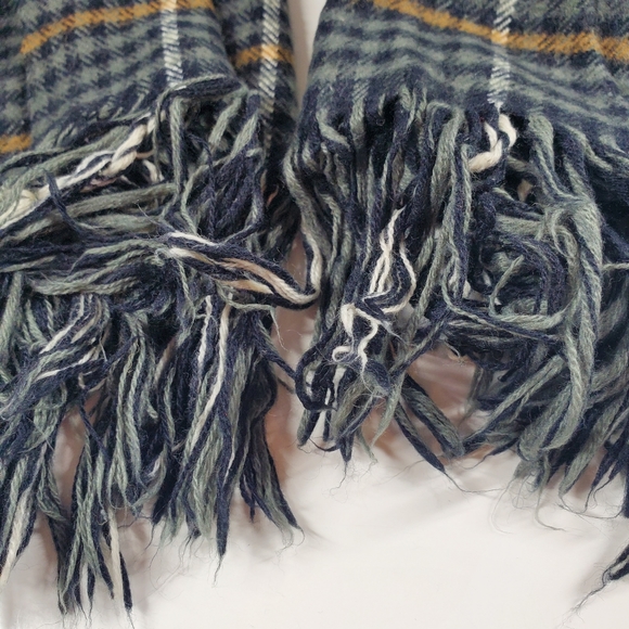 Softer Than Cashmere Houndstooth Gray and Black Scarf - Picture 5 of 7